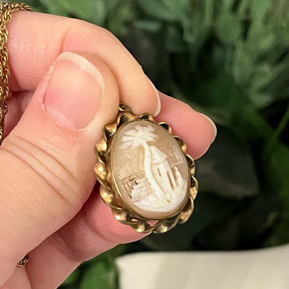 Rebecca at the Well Gold Filled Carved Shell Cameo - Picture 10 of 14